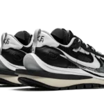 nike vaporwaffle sacai black white